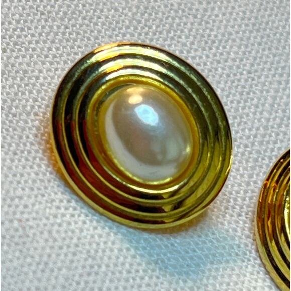 JUDY LEE VINTAGE 1950s Faux Gold and Pearl Oval Clip Earrings - Picture 3 of 7